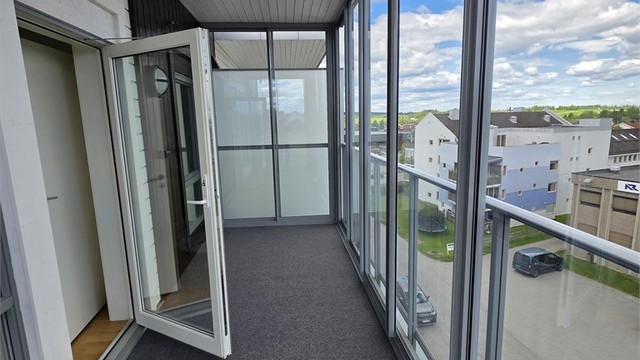 Balkongen er vendt mot nord og er overbygd samt innglasset.