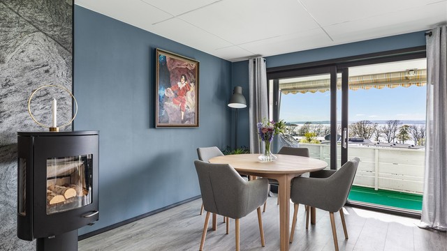 Leiligheten ble meget helhetlig pusset opp i 2020, blant annet med nye overflater ble i alle rom. Malerarbeid er siden utført i de fleste. I stuen ble også en rentbrennende vedovn montert.