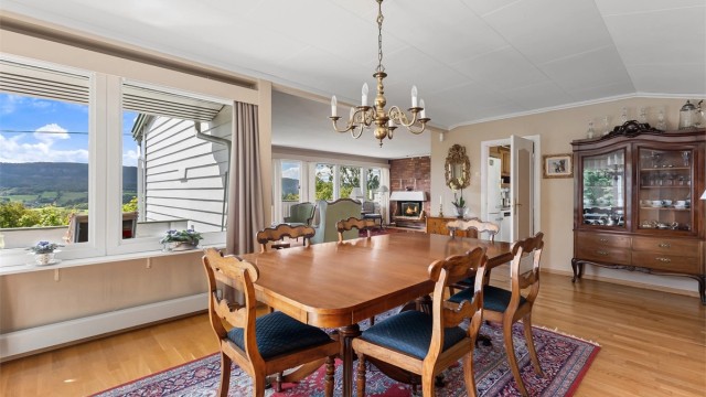 Spisestuen ligger i tilbygget fra 1980 og har utgang til den store terrassen mot sørvest. Rommet har god plass til langbord og er naturlig forbundet med kjøkkenet