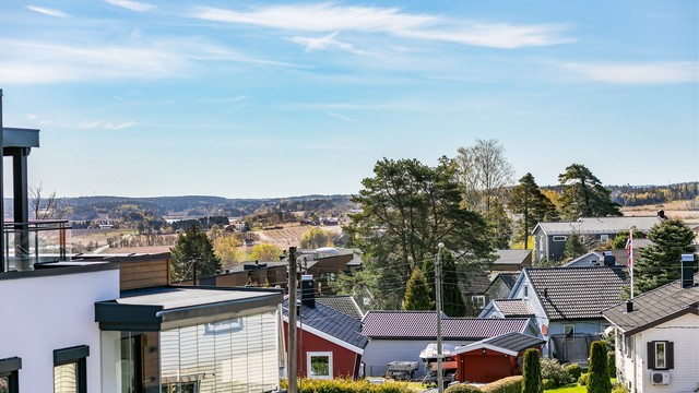 Utsikt til Skinnerflo over jordbrukslandskapet på Rådesletta - fremhevet med zoom.