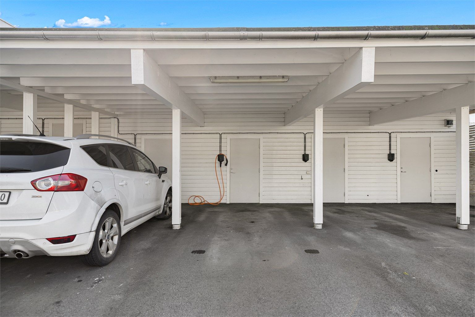 Medfølgende carport med bod samt El-bil lader. 