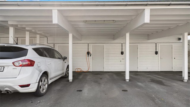 Medfølgende carport med bod samt El-bil lader.