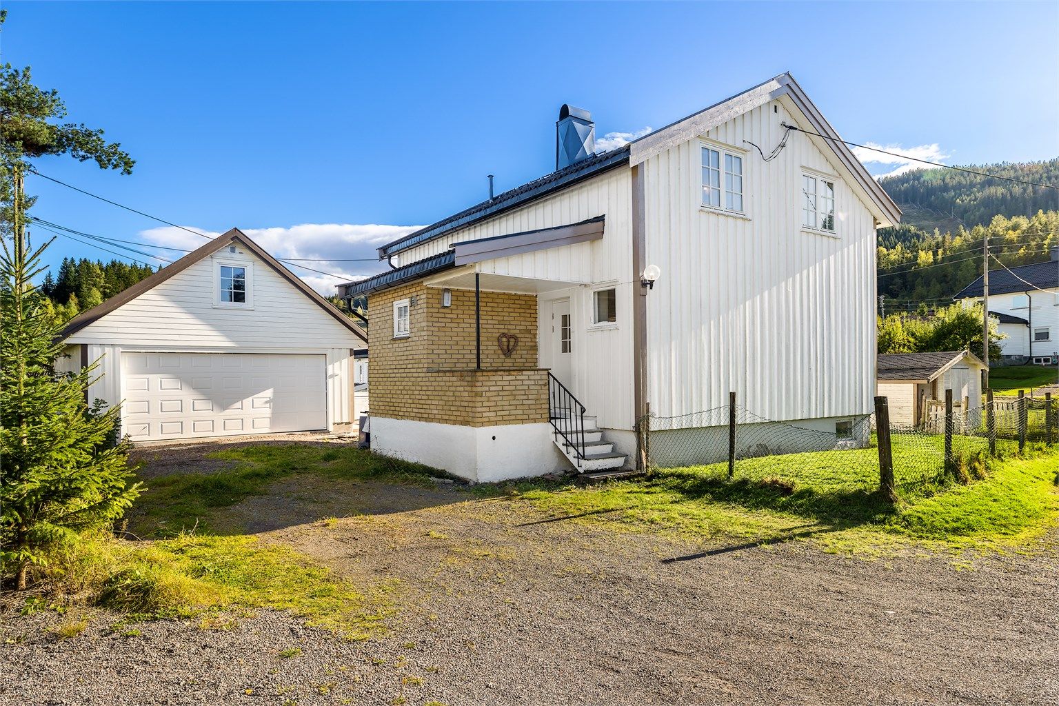 Godt med biloppstillingsplasser på tomta