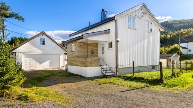 Godt med biloppstillingsplasser på tomta