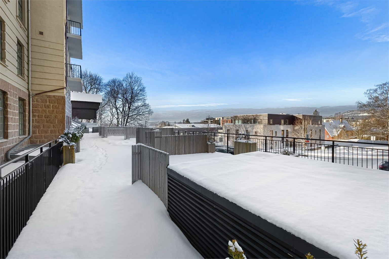  Sameiet har også en stor felles terrasse med flere soner hvor det er enkelt å nyte late dager ute