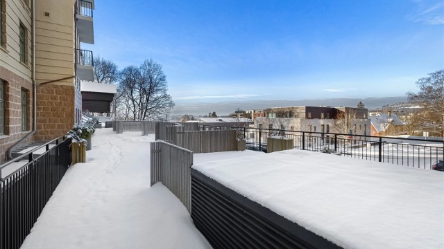 Sameiet har også en stor felles terrasse med flere soner hvor det er enkelt å nyte late dager ute