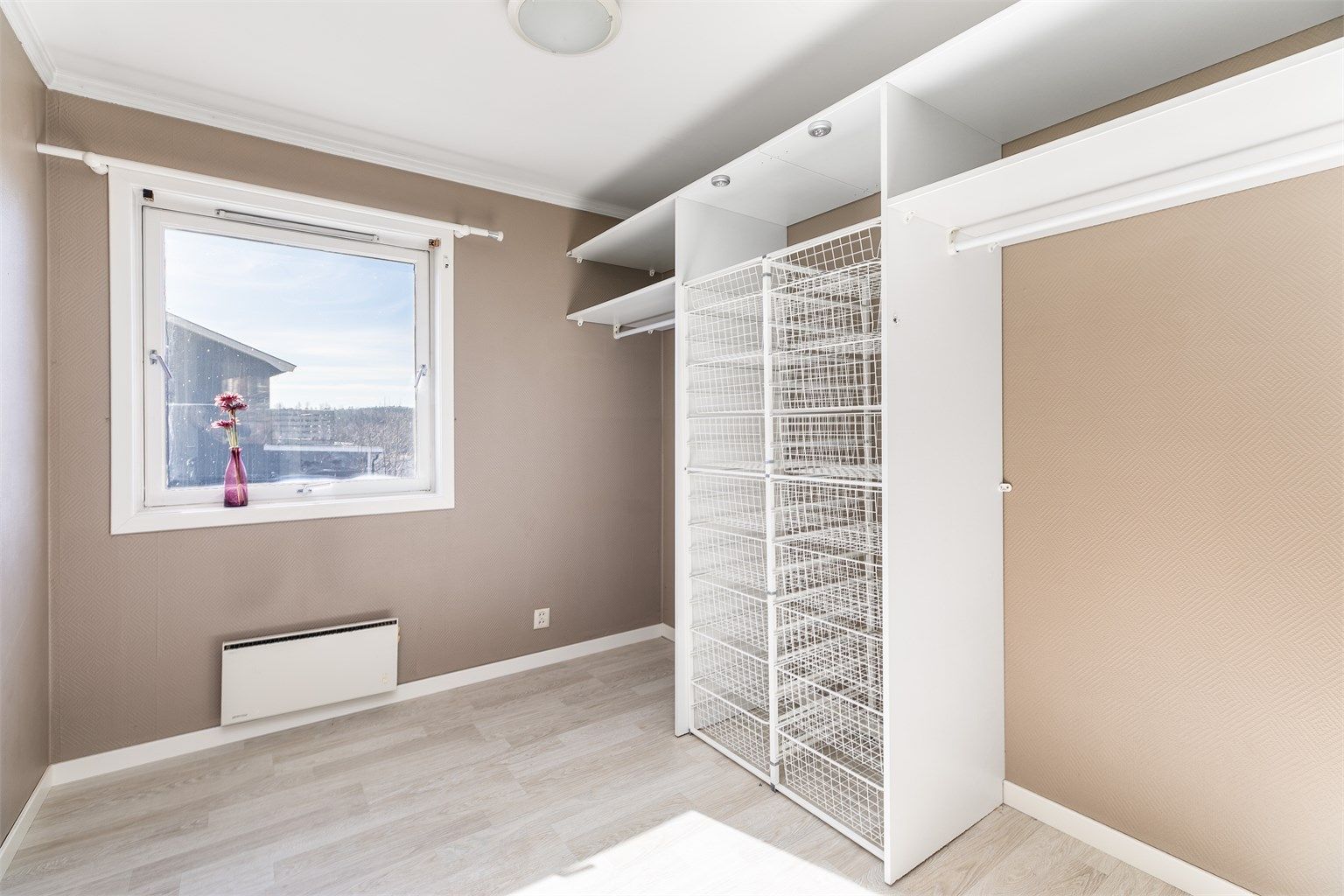 Tre av soverommene er utmerkede barnerom, deriblant dette på ca. 7,5 kvm. som i senere år har vært benyttet som walk-in closet.