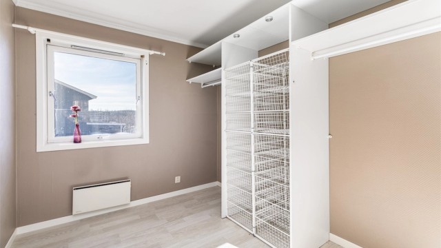 Tre av soverommene er utmerkede barnerom, deriblant dette på ca. 7,5 kvm. som i senere år har vært benyttet som walk-in closet.