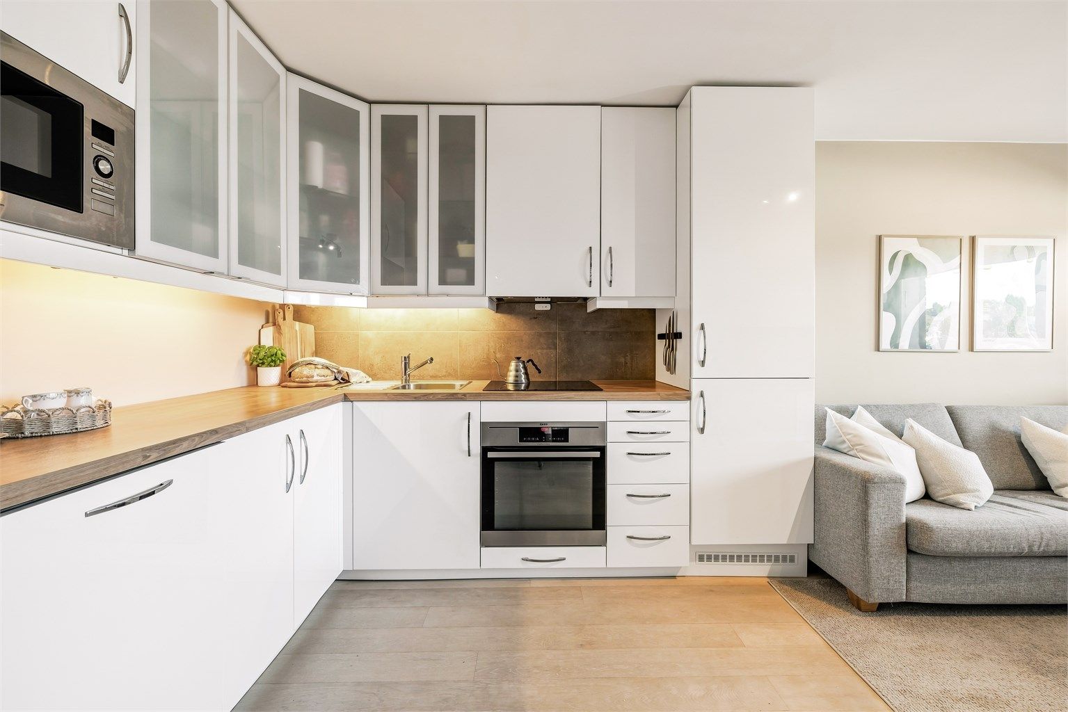 Innredning er fra IKEA og består av glatte fronter, laminat benkeplate og nedfelt kjøkkenvask. 