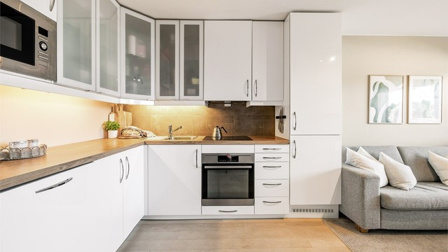 Innredning er fra IKEA og består av glatte fronter, laminat benkeplate og nedfelt kjøkkenvask.