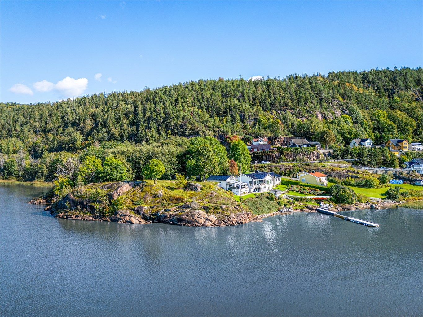 Nærmeste matbutikk er Kiwi Gullaug, der er det også bensinstasjon. Kort vei til tur- og rekreasjonsmuligheter bl.a. til den gamle jernbanen.