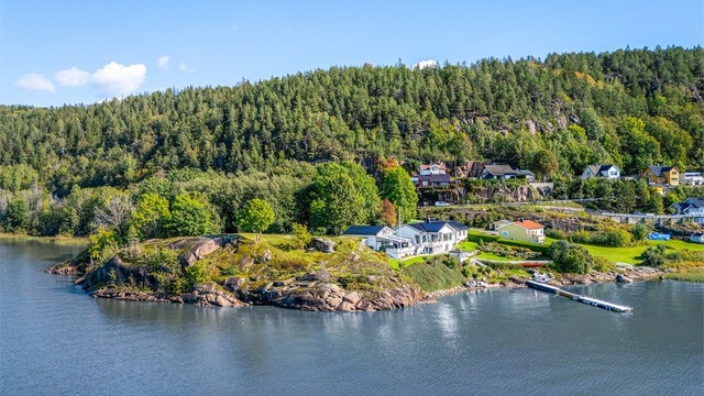 Nærmeste matbutikk er Kiwi Gullaug, der er det også bensinstasjon. Kort vei til tur- og rekreasjonsmuligheter bl.a. til den gamle jernbanen.
