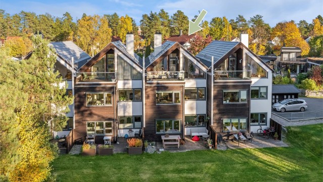 Boligområdet har pent opparbeidede fellesarealer med grønn gressplen og hyggelige sitteplasser som inviterer til sosialt samvær. Litt lenger bort på feltet finnes også en lekeplass, til glede for de minste.