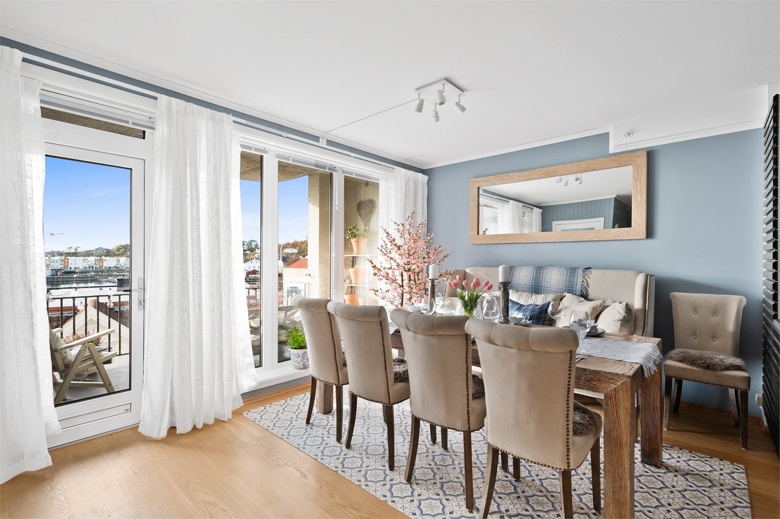 Fra stuen er det utgang til veranda og en vegg med vinduer som rammer inn utsikten og omgivelsene rundt