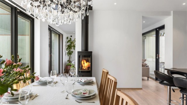 Peisovnen er sentralt plassert og kan nytes fra både kjøkkenet og spisestuen.
