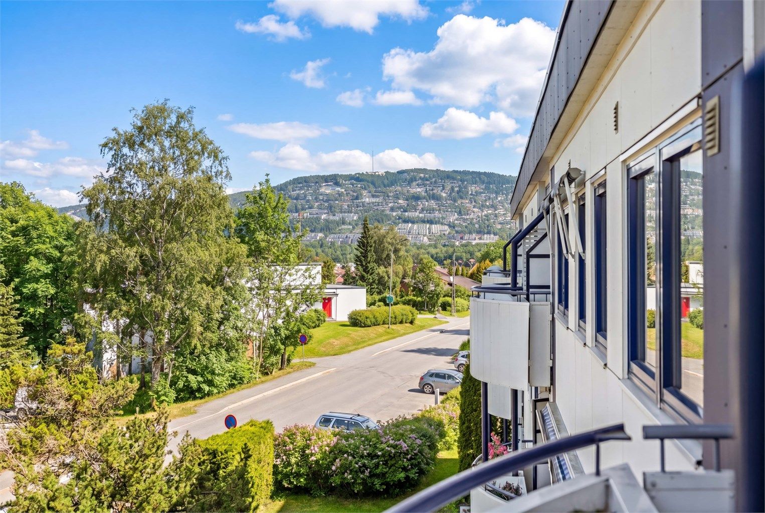 Fra balkongen har du også fntastisk utsikt mot Holmenkollen og Tryvann.