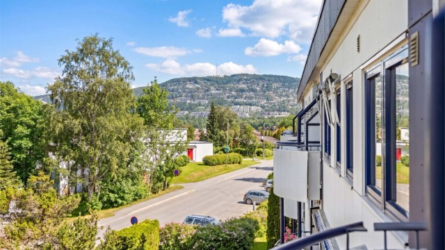 Fra balkongen har du også fntastisk utsikt mot Holmenkollen og Tryvann.