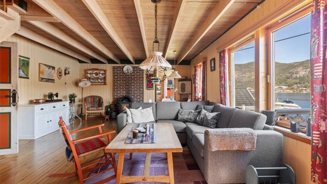 Stuen er romslig med plass til både sofagruppe og spisebord.