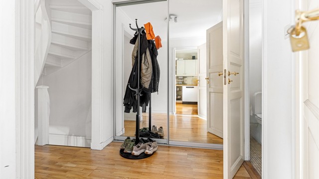Entré med plass til garderobeløsning og adkomst til separat toalett i ved inngangspartiet