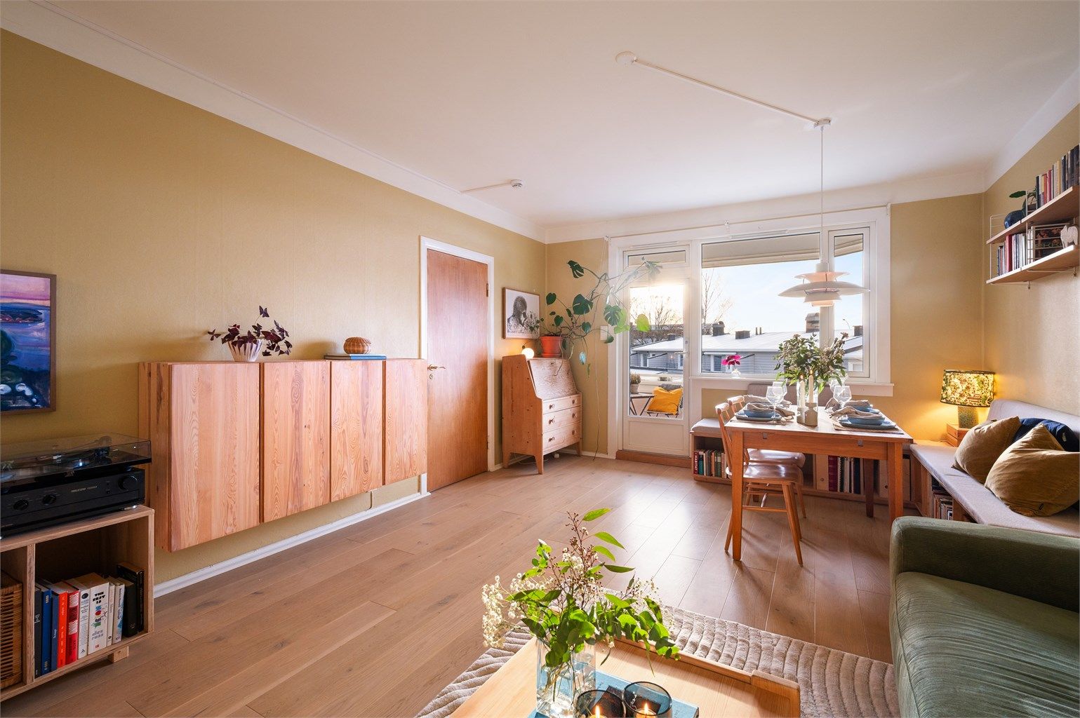 Planløsningen i boligen er god, og vinduer mot sydvest slipper inn godt med lys