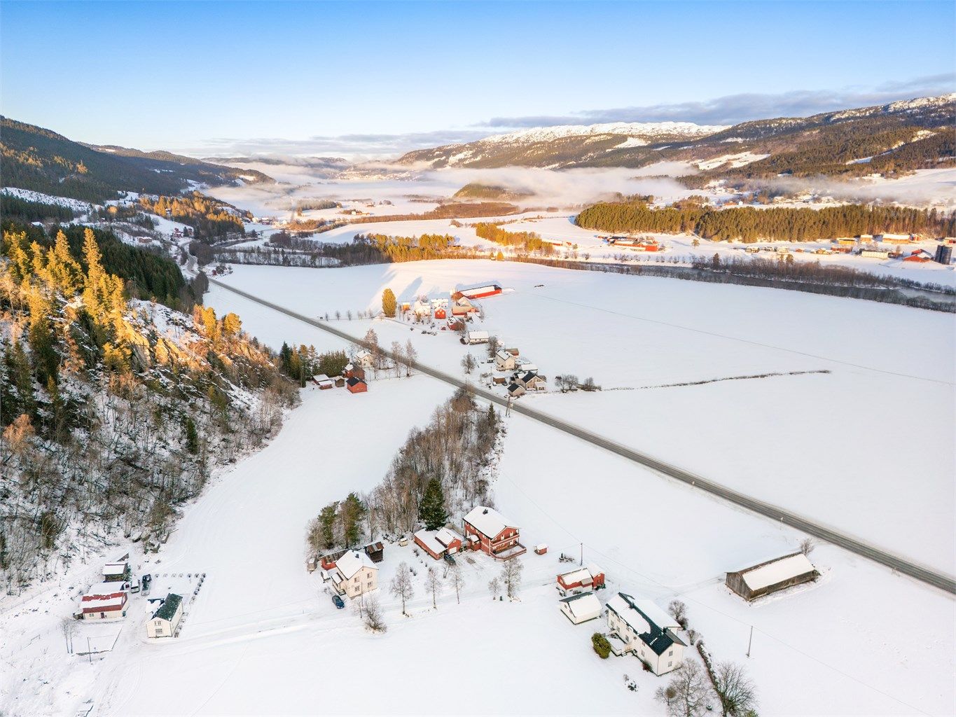 Gården som vises ca. midt i bildet tilbyr diverse gårdsutsalg. Det er også en gård i nærheten av butikken som tilbyr melkeutsalg. 