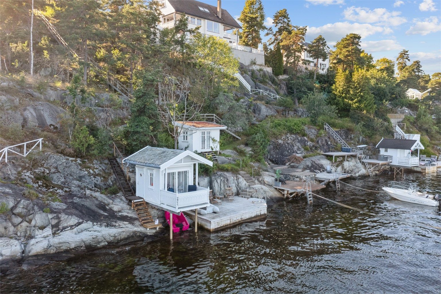 Koselig badehus i sjøkanten på Hellvik