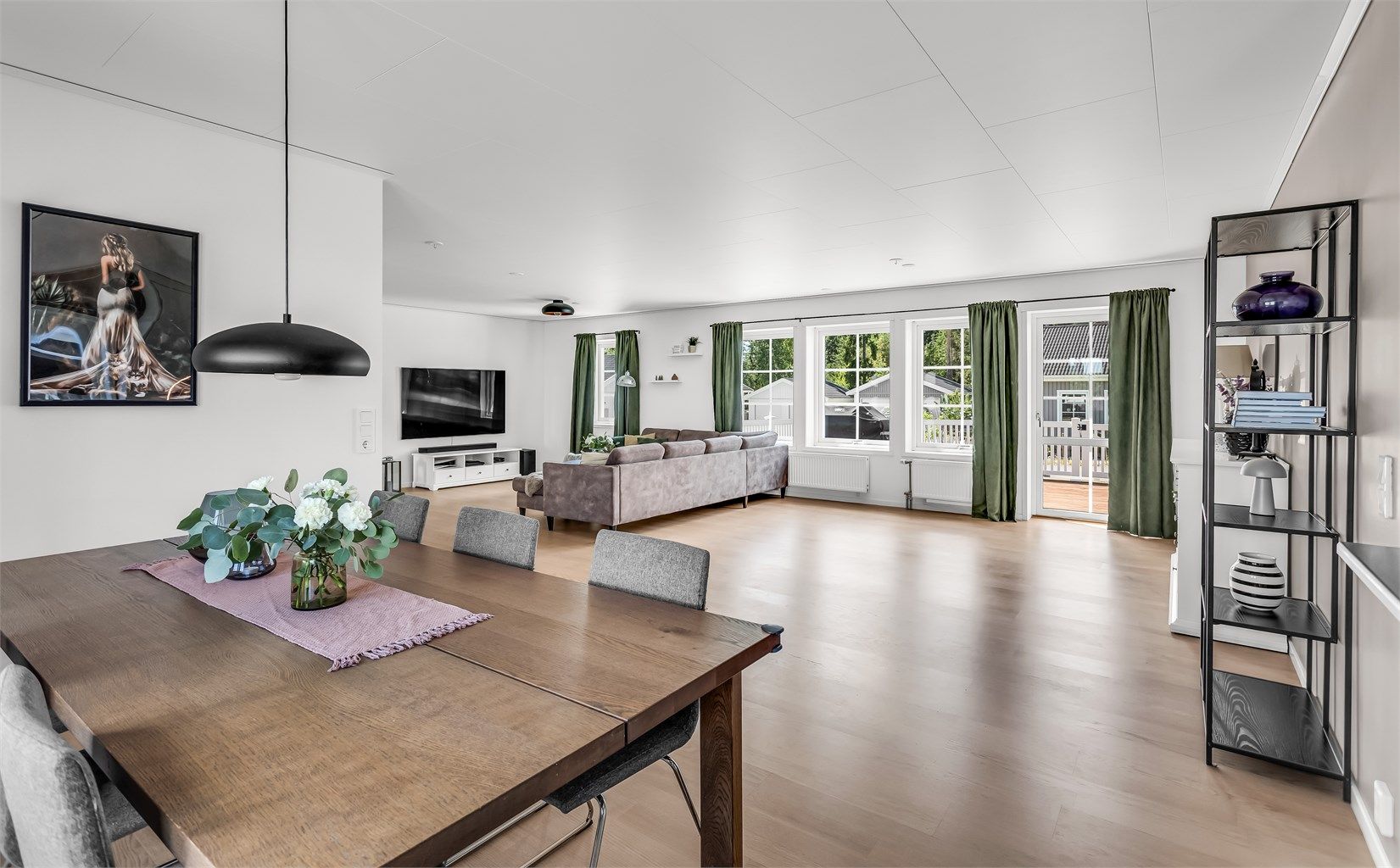 Her er det god plass til en stor sofagruppe, samtidig som planløsningen gir rom for flere sosiale soner!