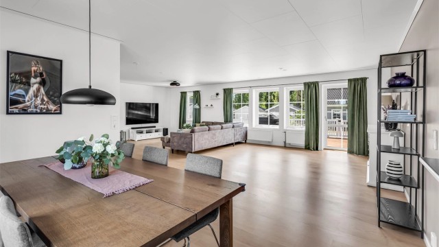 Her er det god plass til en stor sofagruppe, samtidig som planløsningen gir rom for flere sosiale soner!