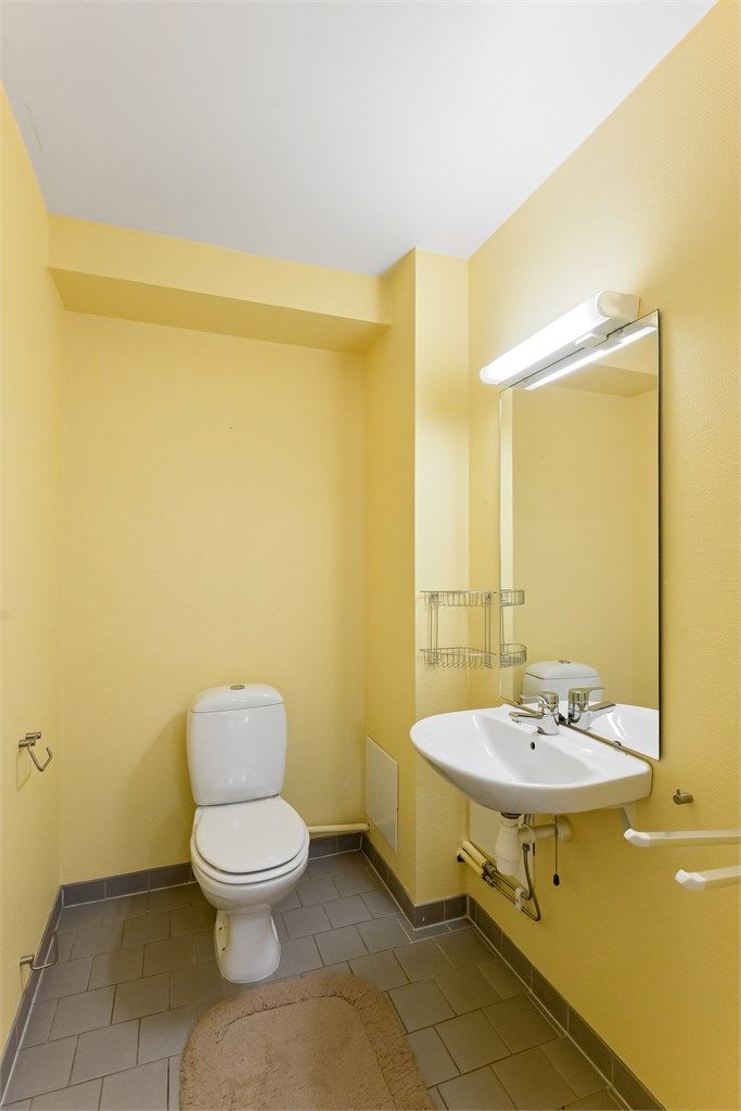 Ved entréen finner du et praktisk separat toalettrom