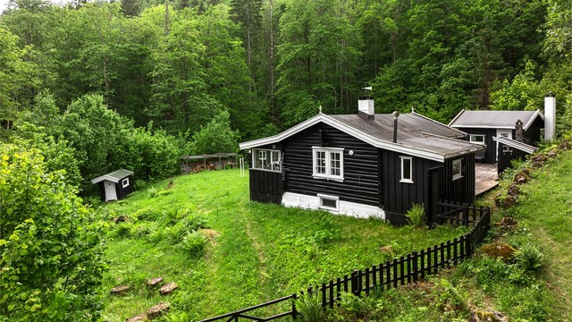 Den fredelige beliggenheten kombinerer følelsen av å være langt unna hverdagen med kort reisevei fra Sandvika, kun 15 minutter unna.