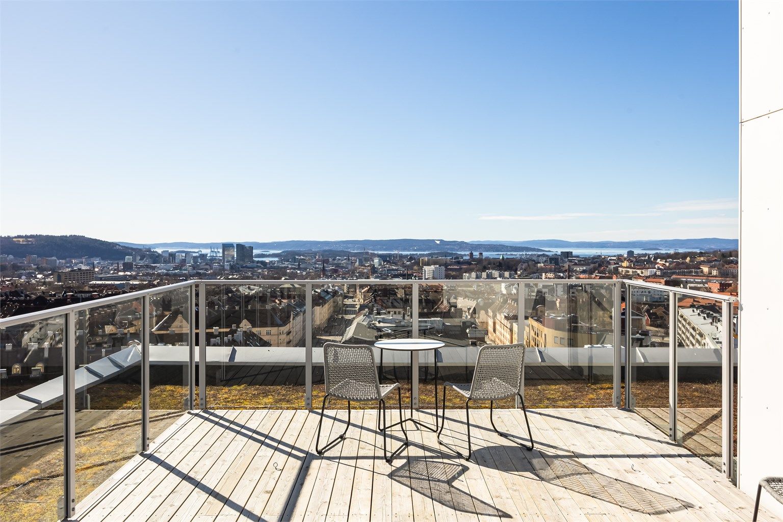 Dette bilder er fra takterassen i høyblokka med spektakulær utsikt over byen. Perfekt for solfylte dager. 