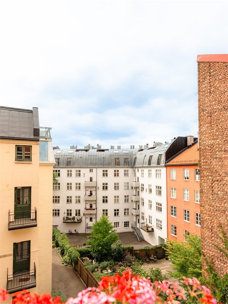 Denne balkongen har utebelysning og utvendig stikkontakt og gode solforhold fra ca. kl 11:00-20:00 ifølge selger.