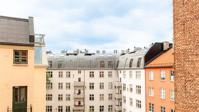 Denne balkongen har utebelysning og utvendig stikkontakt og gode solforhold fra ca. kl 11:00-20:00 ifølge selger.