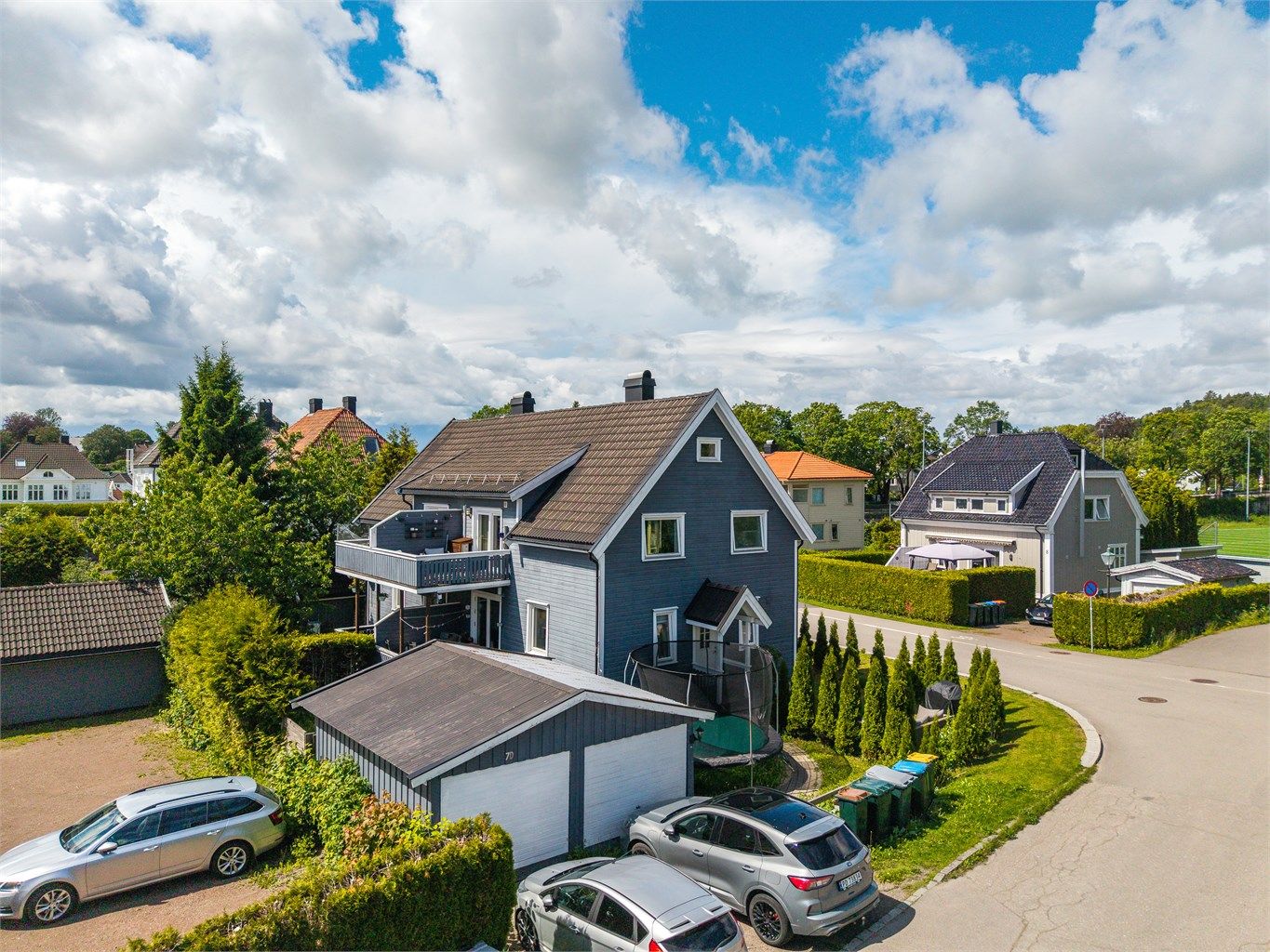 Eiendommen ligger i et etablert og rolig boligområde.