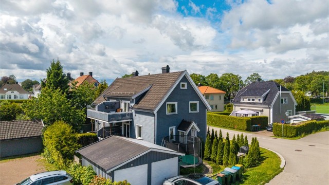 Eiendommen ligger i et etablert og rolig boligområde.