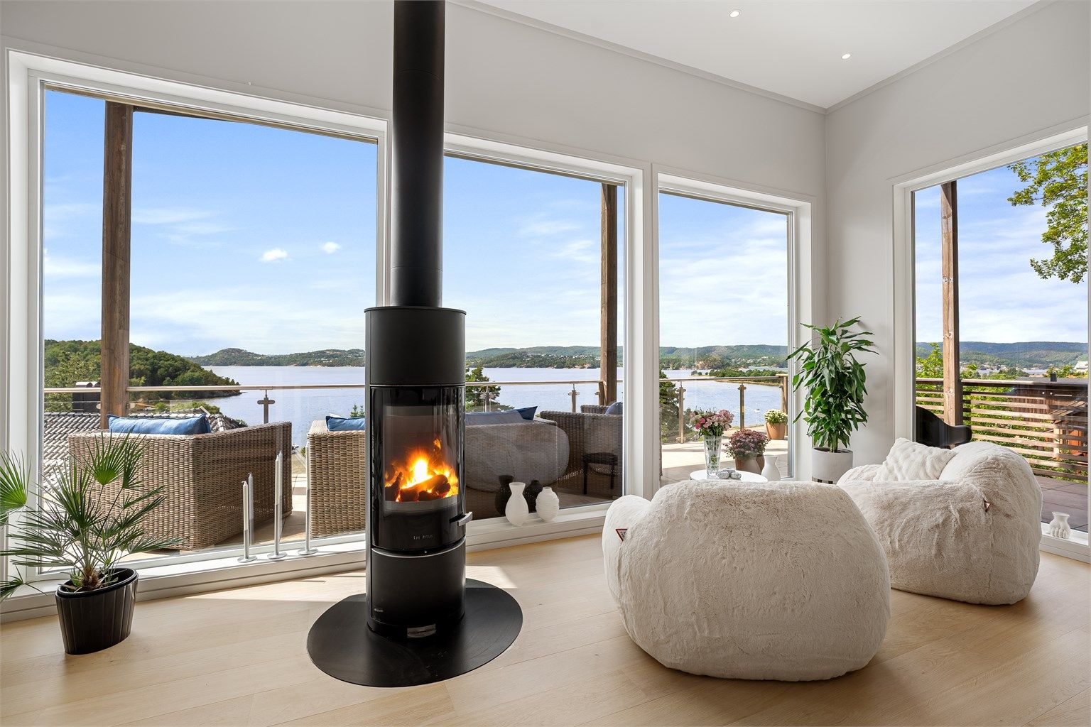 Velkommen til Hamresanden Terrasse 13A /v Jon Fadnes. Her får du en meget romslig og flott enebolig. Optimale utsikt og solforhold med nydelig solnedgang