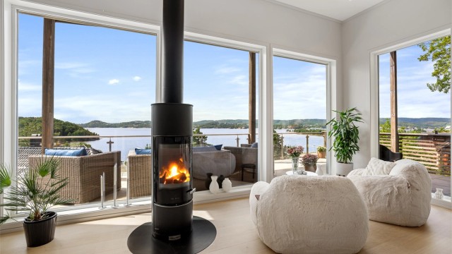 Velkommen til Hamresanden Terrasse 13A /v Jon Fadnes. Her får du en meget romslig og flott enebolig. Optimale utsikt og solforhold med nydelig solnedgang
