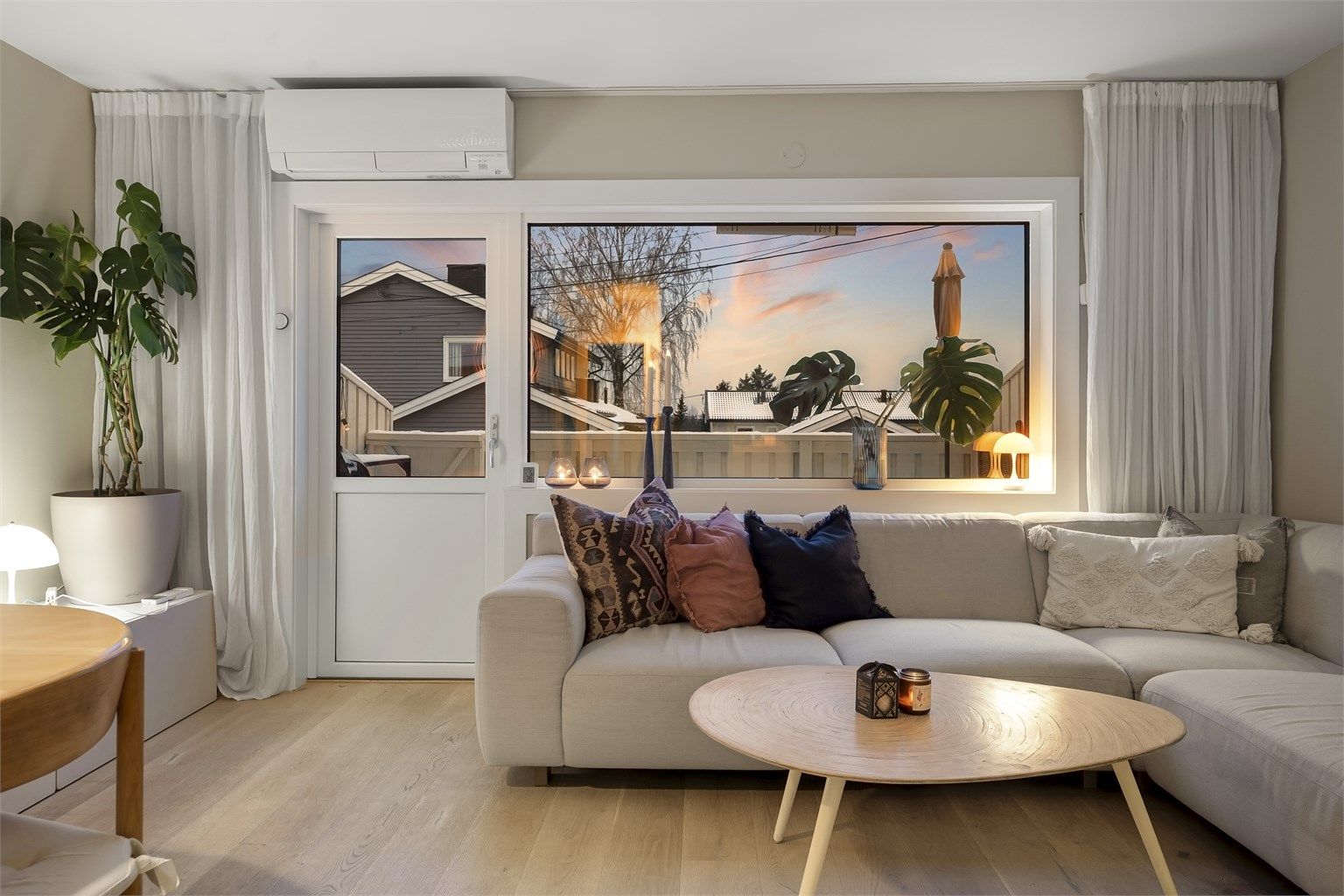 Boligen ligger flott til på Ulsrud, strekker seg over 3 plan og fremstår som moderne og velholdt. Foto. Martine Eren Jacobsen