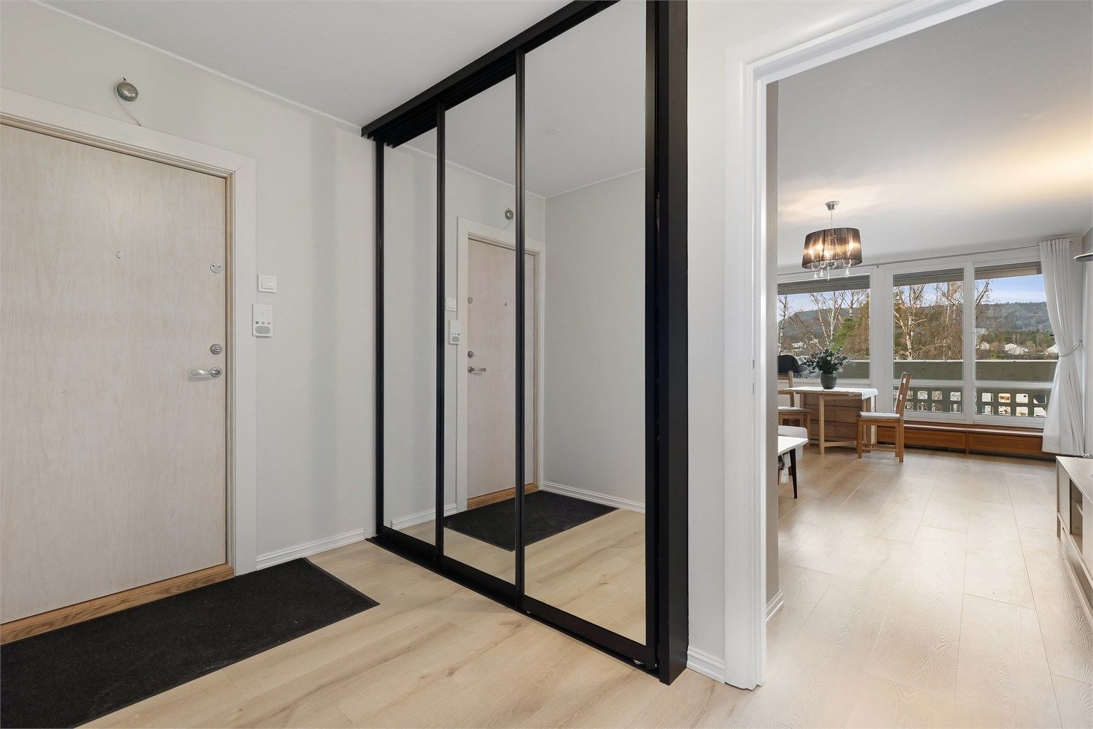 Romslig entré med skyvedørsgarderobe