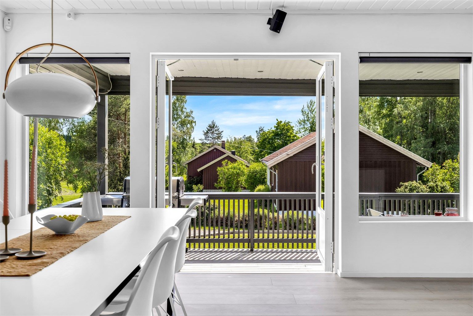 Fra stuen har du utgang til en solrik terrasse på omtrent 82 kvm, som vender mot sør.