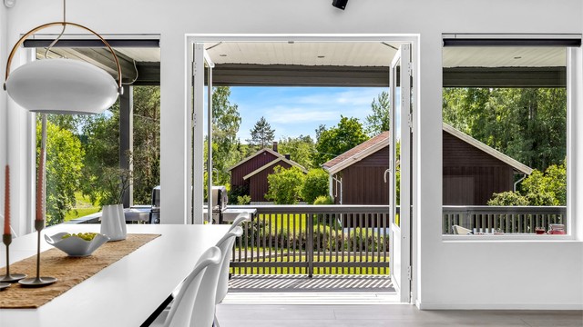 Fra stuen har du utgang til en solrik terrasse på omtrent 82 kvm, som vender mot sør.