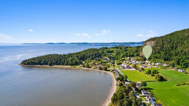 Her bor du i rolige, landlige omgivelser med skog i bakkant av eiendommen.