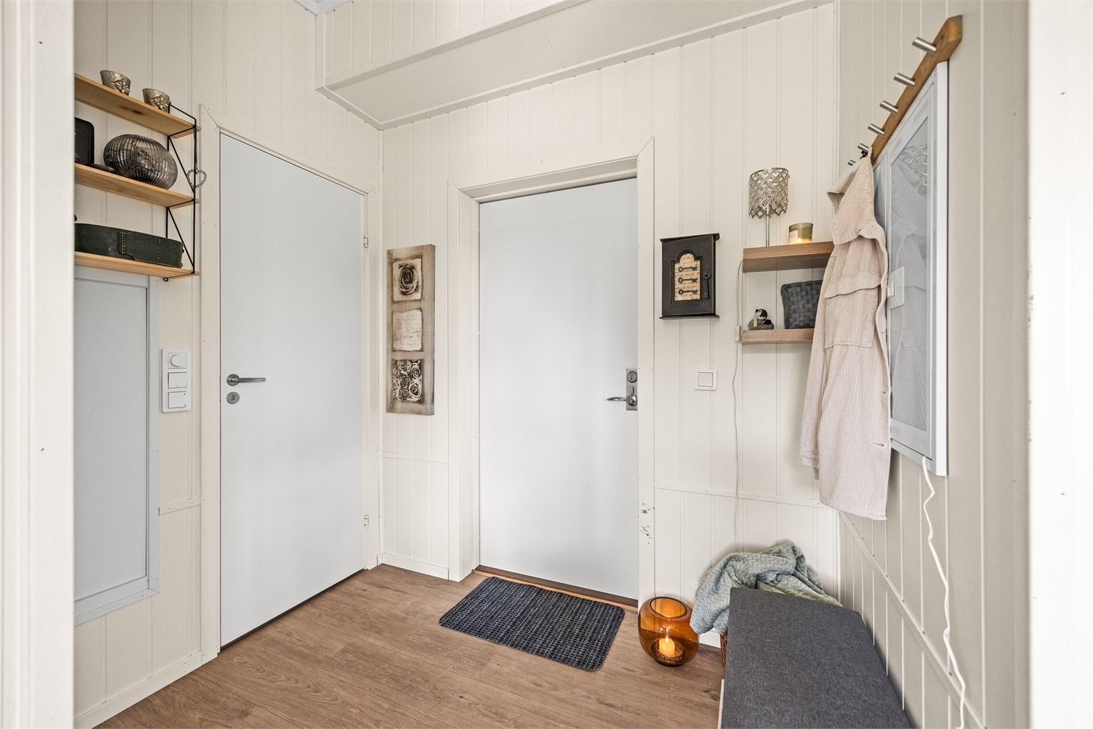 Lys entré med plass til å henge fra seg yttertøy.
