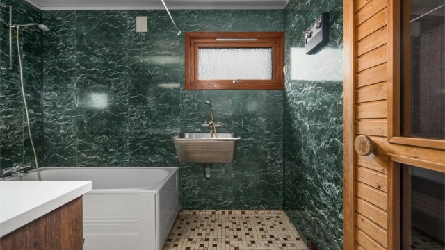 Badet i første etasje har gulvvarme, våtromsplater på veggene, badekar og en praktisk utslagsvask i stål.