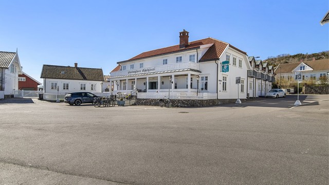 Kjøp ferske reker rett fra båten på brygga, hent nybakt brød hos det lokale bakeriet, eller nyt en kveld på Nevlunghavn Gjestgiveri, som byr på arrangementer året rundt. Her finnes det også et populært bakeri og trivelige restauranter.