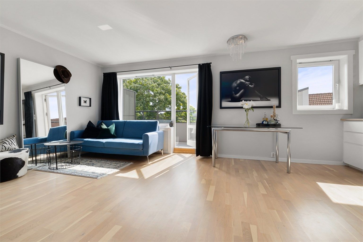 Stuen har god plass til både sofagruppe med tv-seksjon, et hyggelig spisebord og garderobeskap