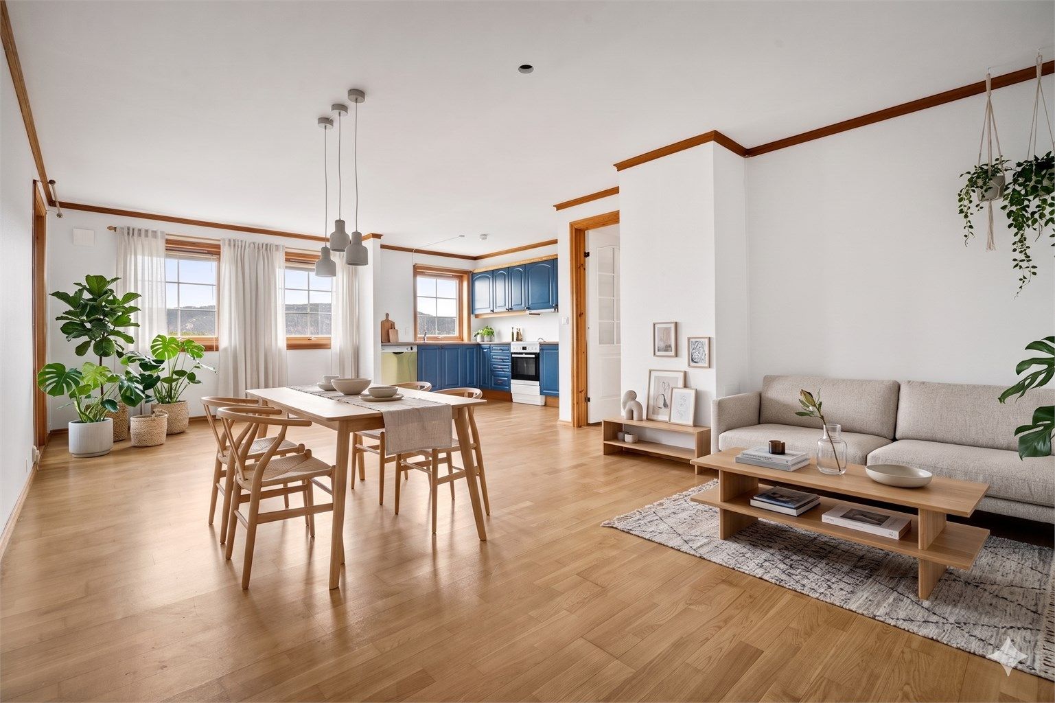 Underetasjen har en romslig stue og kjøkken i åpen løsning. Digitalt stylet.