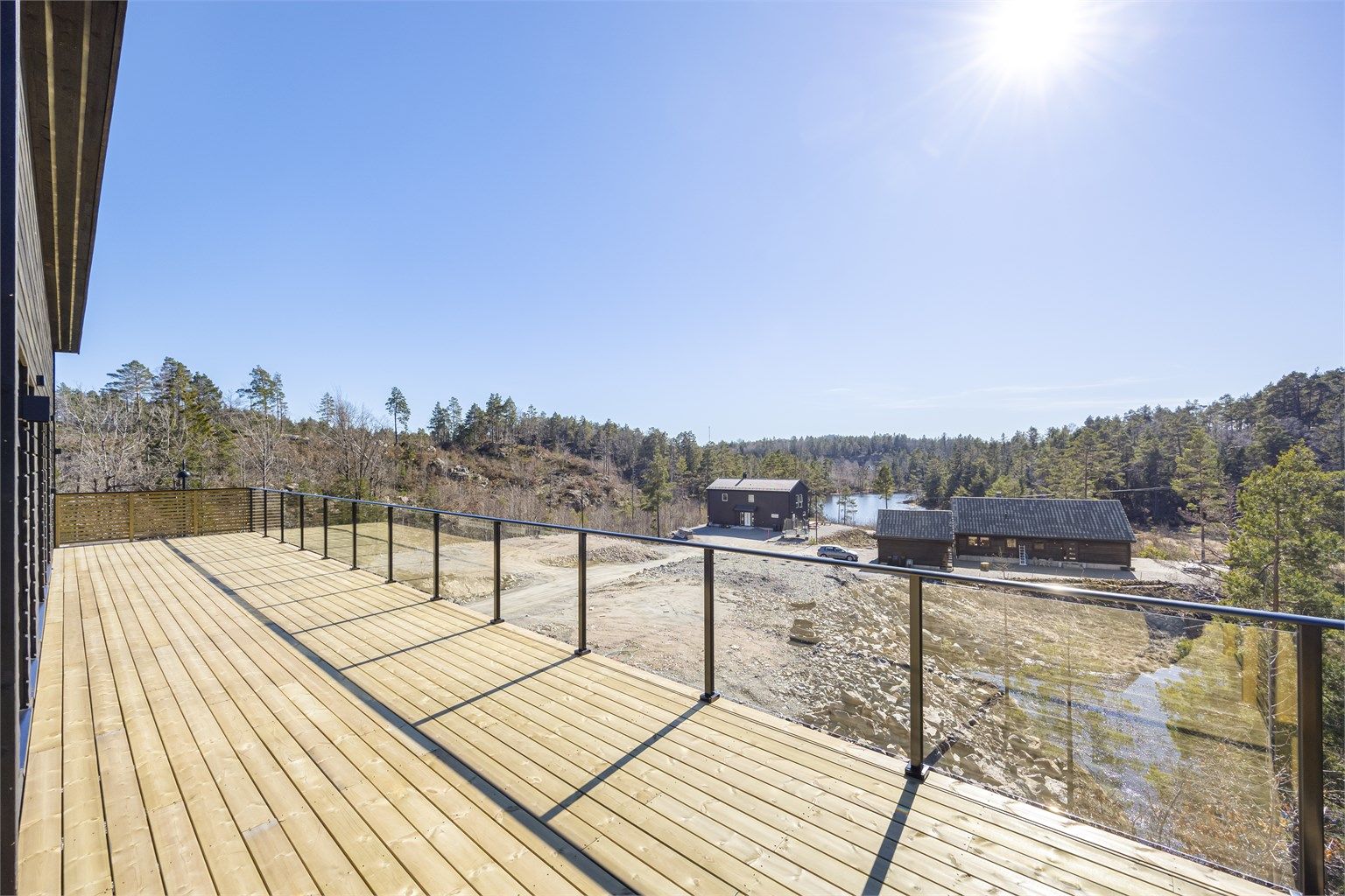 Glassrekkverk i front og kort vei til lekeplass, turveier, barnehage m.m.