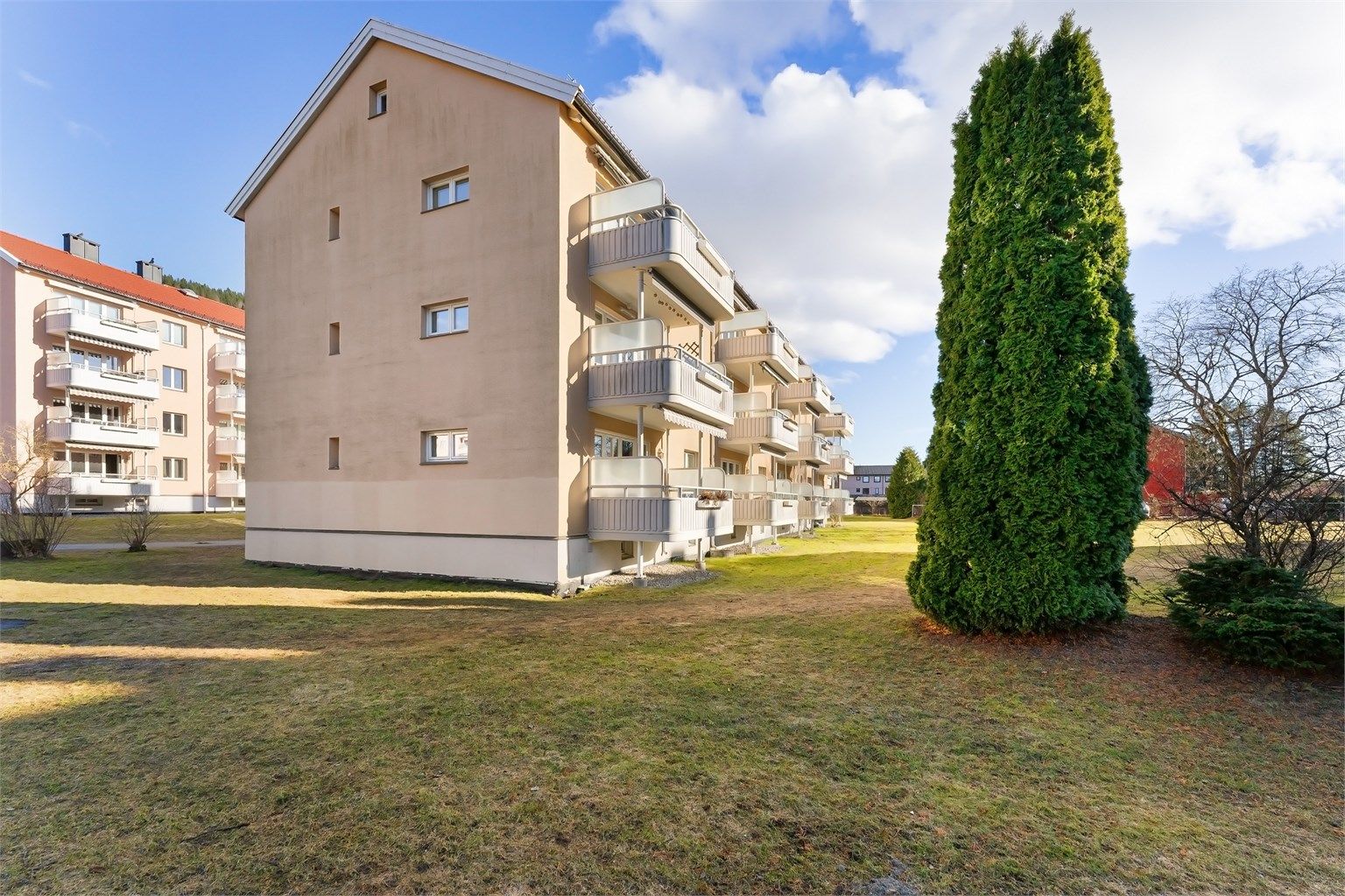 Leiligheten har en attraktiv og tilbaketrukket beliggenhet på Kjelsås, skjermet i grønne omgivelser.