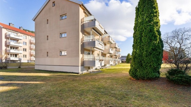 Leiligheten har en attraktiv og tilbaketrukket beliggenhet på Kjelsås, skjermet i grønne omgivelser.